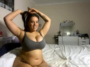 Chubby babe wanna show be her boobs!