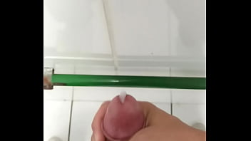 GOZADA GOSTOSA NO BANHEIRO