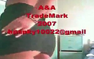 Femme mure se gode la petite chatte
