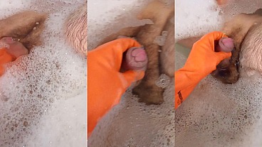 La donna delle pulizie tocca il cazzo del padrone
