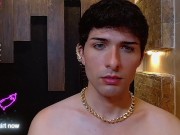 Colombiano delgado de polla enorme y gorda se pone cachondo en el baño y se graba