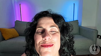 EMMA SMILE MILF SHOWS HER NOSTRILS PRESSING HER NOSE FETISH