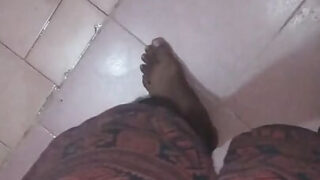 Urinando, desi, pênis, banheiro, músculo – vídeo caseiro de jovens amadores, com pênis grande sendo fodidos no cu