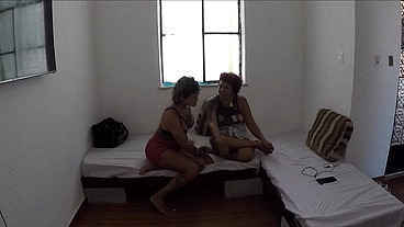 Meu marido saiu e me deixou com a linda trans Sabrina Prezotte. O tesão subiu e dei gostoso a buceta pra minha amiga trans dotada enquanto ele não chegava