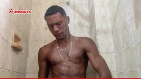 Macho hetero tomando banho na casa do amigo