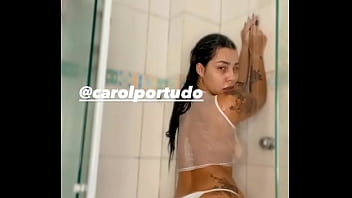 Carol Portudo tomando banho