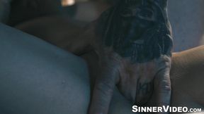Busty MILF Lexi Stone gets naughty with big dick