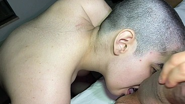 JOVEM FÃ DE PORNÔ CONVIDA O SEU VIZINHO E FAZ UM ORAL CHUPANDO O CÚ