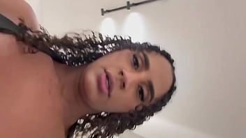 Duas trans fode esposa enquanto marido trabalha e da muito leite para a hotwife