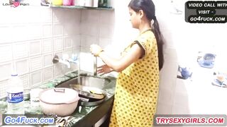 Kamwali Bhabhi Ki Kitchen Me Chudai Kari Malik Ne