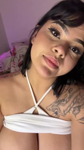 Amateur onlyfan shows off her tits
