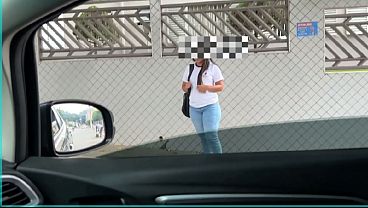 POV ALUNA PEGA CARONA COM CASADO E PAGA BOQUETE NO CARRO E LEVA GOZADA NA BUNDA