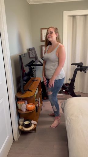 Grey tank top girl in tight jeans gets her holes filled while wearing 360 degree