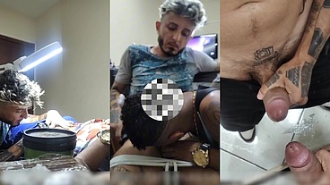 Maloqueiro de favela veio tatuar a bunda e acabou mamando o pau grosso