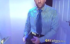 Empresario batendo punheta