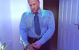 Empresario batendo punheta