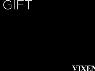 Mia's love language is giving and receiving gifts, and this Valentine's Day this babe's giving her boyfriend exactly what this chab wishes and too giving her ally Katrina the experience of being a gift.