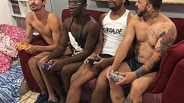 Jogando videogame e fodendo