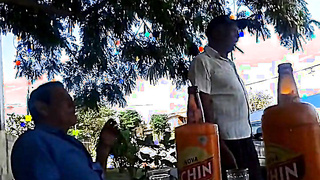 Pinguco mijando na calcada do bar 8
