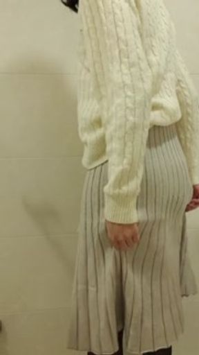 [Pee Desperation] Dirty peptite Girl wet her white skirt and black pantyhose with no panties