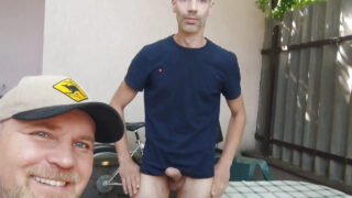 Gay europei amatoriali e paffuti fanno delle cavalcate a pelo con grossi cazzi che finiscono in creampie e sborrate bollenti