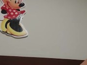 Me metí a mi cuarto y empecé a masturbarme mientras miro la camara