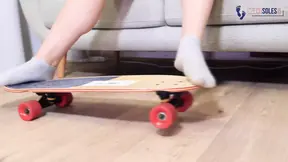 Skating girls' sexy bare feet