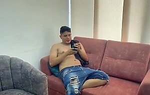 Mi pequena hermanastra me espia mientras me bano y termino follandola duro por andar