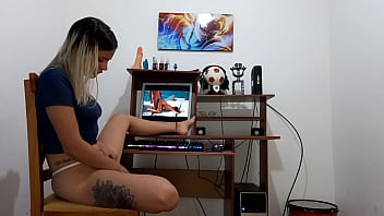 encuentro a mi novia mirando porno y masturbandose, me la chupa desesperadamente y la follo por el culo