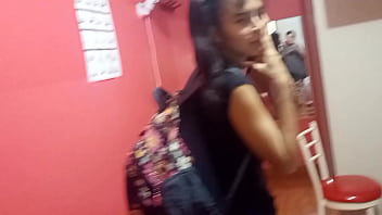 Huye de su casa, la pillo invitando la a mi departamento, y despu&eacute_s de ofrecerle alojamiento y una rica comida, me paga con su culo para cobrarme mi gran apoyo, toma perra, uff quedate a vivir, techo y comida m&aacute_s follada segura