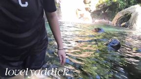Naligo sa malamig na tubig ng ilog. Outdoor shower.waterfall shower