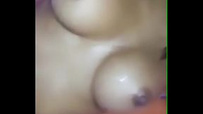 Novinha cavalgando na rola