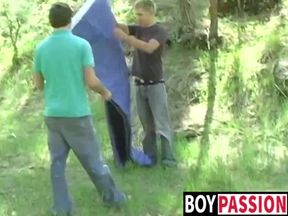 Fresh twink Clay Whorton anal fucked by Kevin Grey outdoors