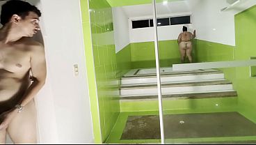 veo ami vecina mientras esta en el jacuzzi y esto paso