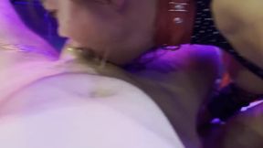 Frauenmonster zermalmt mit Pissflut Analkeulen versklavender Blowjob