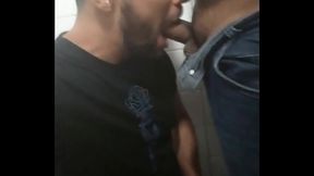 TOMEI LEITE DE UM URSO MACHO NO BANHEIRO DO SUPERMERCADO