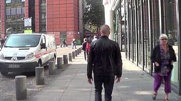mec travestie en fille baisé par un mec muscle