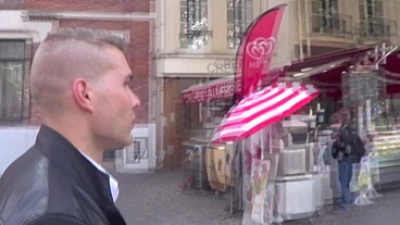 mec travestie en fille baisé par un mec muscle