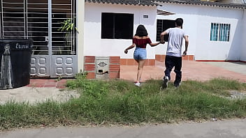 Hermanastro me visita para charlar pero me convence de follar con el mientras nuestros padres estan en otra habitacion - porno en espanol