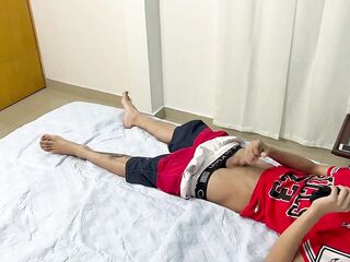 Me corro en el culo de mi hermanastra mientras me masturbo con sus calzones.