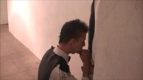 a peine il finit son traail qu il suce son ptoe dehors en public dans la nuit