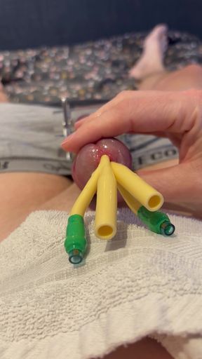 Pee with double catheter insertion
