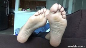 Sexy, mature sole queen Applepeach showing off her awesomely sexy and wide size 11 meaty soles and pretty toes for the first time! Clip 1