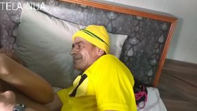 fazendo massagem no pau grande depois o safado ainda fode ela