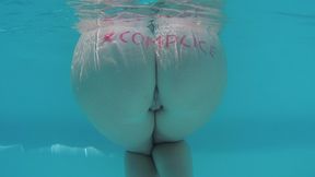 tu l aimes ma petit moule dans la piscine?