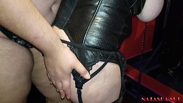 Depois de ser amarrada fiz uma garganta profunda e ainda me fudeu sem camisinha
