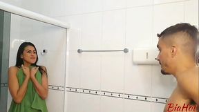 ELE ENTROU NO BANHEIRO SEM AVISAR! ME FEZ ENGOLIR SUA PIROCA GIGANTE AT&Eacute_ O FUNDO DA GARGANTA E ME FUDEU DE QUATRO