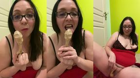 video gratuite numero 196 :grosse cochonne s’amuse avec un objet tres...