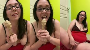 video gratuite numero 196 :grosse cochonne s’amuse avec un objet tres...