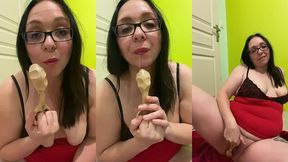 video gratuite numero 196 :grosse cochonne s’amuse avec un objet tres...